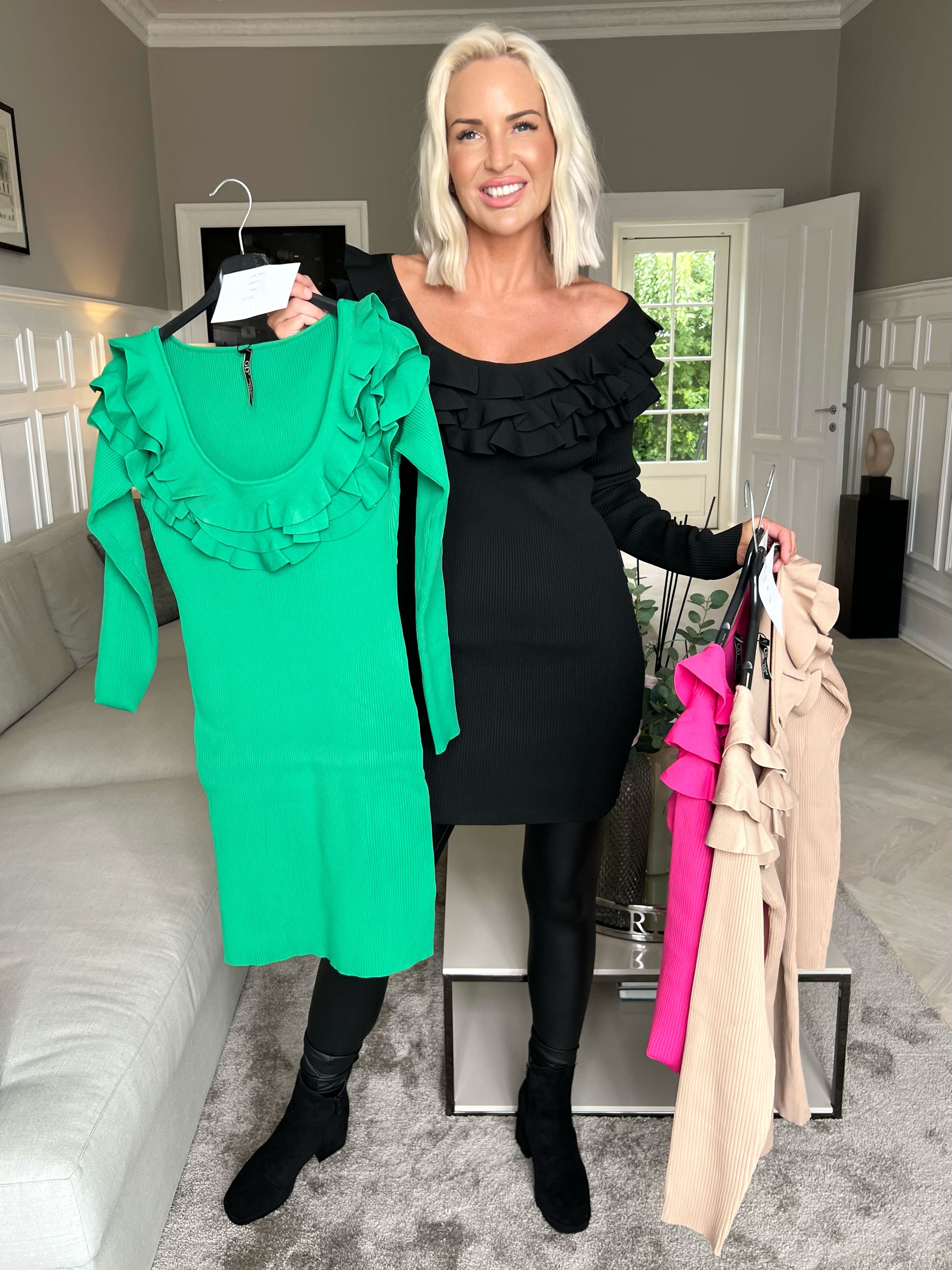 Julie - Sød tætsiddende kjole med flæser i udskæringen